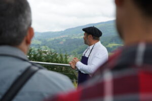 Roberto explicando la importancia de los alrededores en la cocina que se practica en Hika