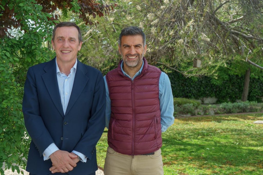 Pablo Gonzalez de Suso y Juan Contreras, de Gonvarri Industries, posando en primer plano con césped y árboles detrás