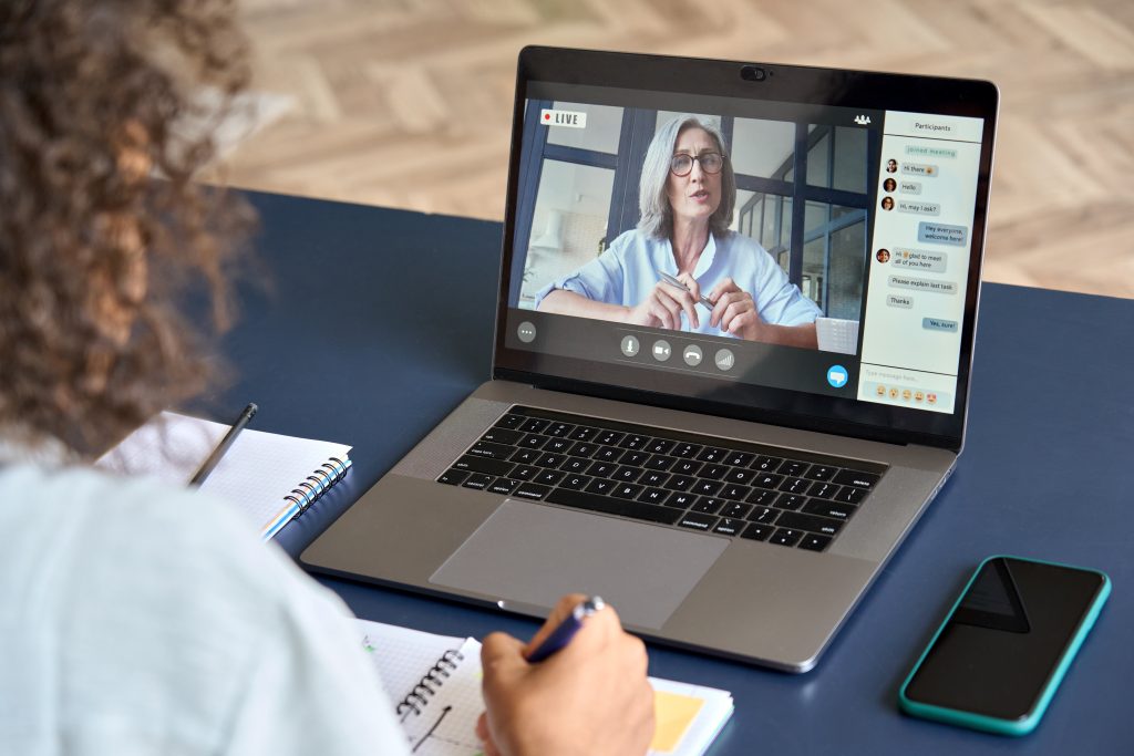 Alumna y tutora conectadas en una sesión on line