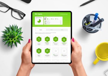 unas manos sujetan una tablet que muestra los logros del usuario en una plataforma de elearning