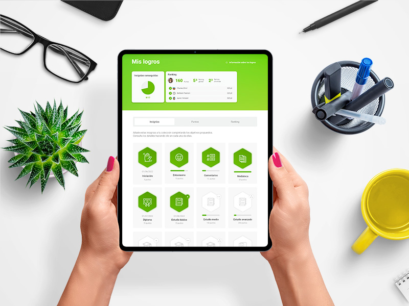 unas manos sujetan una tablet que muestra los logros del usuario en una plataforma de elearning