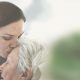 Mujer dándole un beso en la frente a su madre