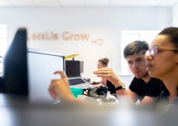 dos jóvenes trabajando delante de un ordenador